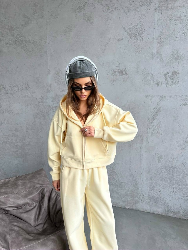 Спортивный костюм 23045856