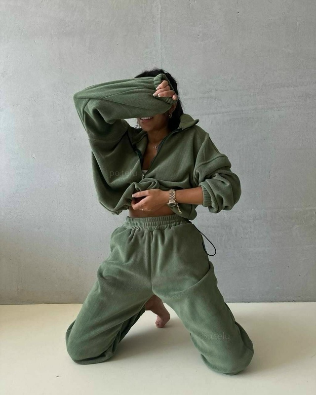 Спортивный костюм 23098407