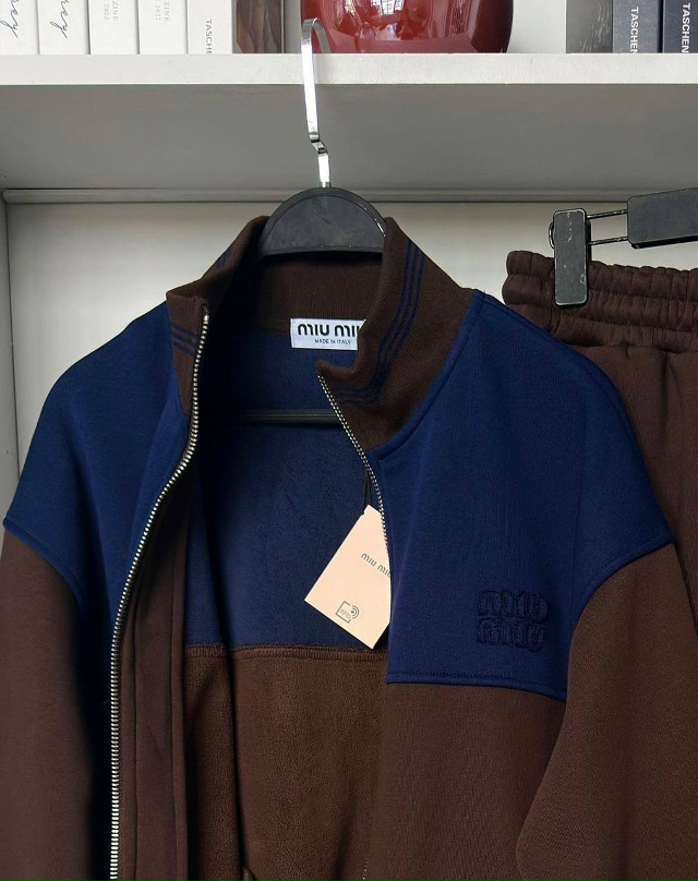 Спортивный костюм 23122695