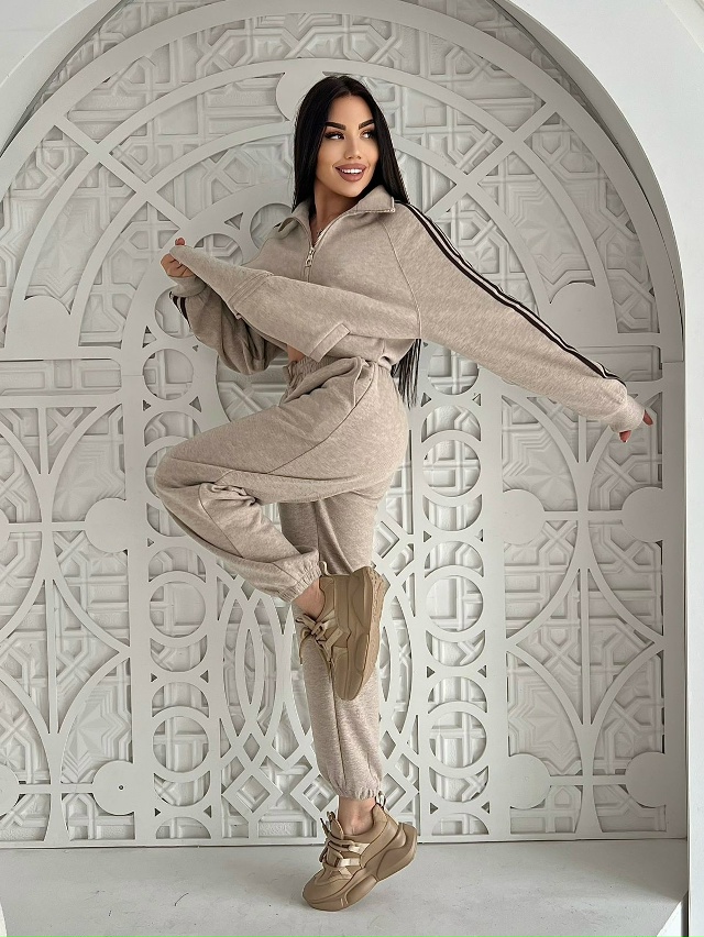 Спортивный костюм 23134673